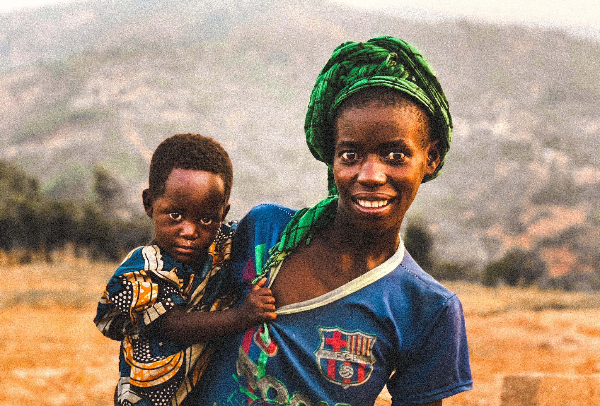 Femme rwandaise et son enfant dans les bras