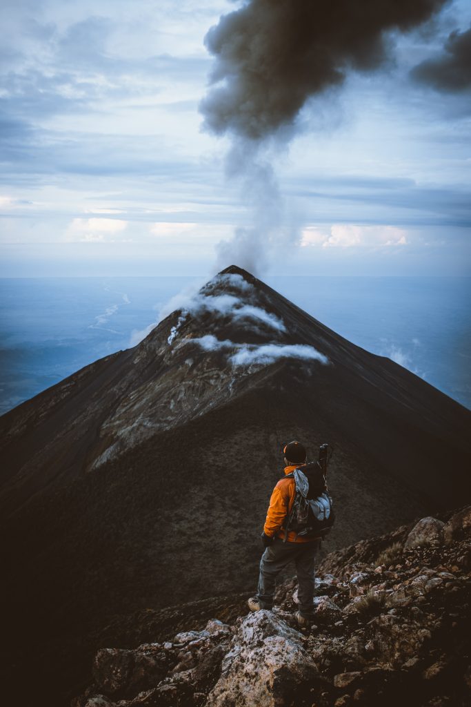 Homme face au Volcan de fuego Guatemala